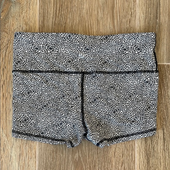 Lululemon Boogie shorts Petal deep Coal Ghost size 4 - Picture 3 of 5